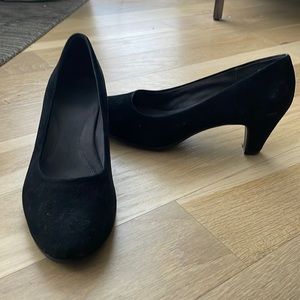 Aeresoles 9M black suede heels RedHot Style